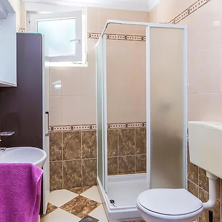 公寓 2 Bedroom Lovely In 梅杜林
